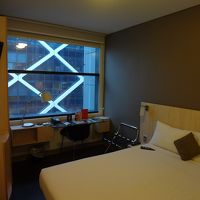 清潔な部屋。部屋から見えるのは向かいのオフィスビルでした。