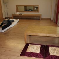シンプルで清潔感のあるオンドル部屋。けっこう広いです。