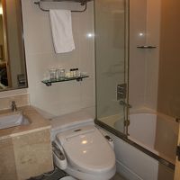 バスルームは狭いながらも、清潔でスタイリッシュな感じ