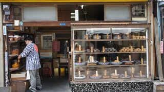 レトロな惣菜のお店があったりして、楽しいですねえ