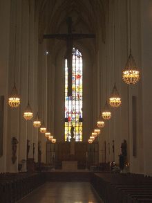 シャンデリアがなぜか印象的でした。実物の十字架は大きいです