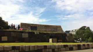 大きな石垣の台が残っています!!