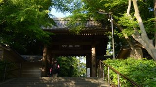 円覚寺は、北鎌倉駅からすぐにあります。