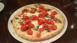 やっぱりここのナポリピザの美味しさはピカイチ!　駅近でオシャレなイタリアンです