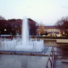 博物館をバックに庭園を思わせる雰囲気の噴水です。