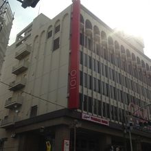 一昔前に多かった丸井の外観です。