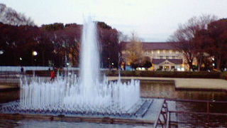 宮殿の庭園を思わせる上野公園の広い噴水