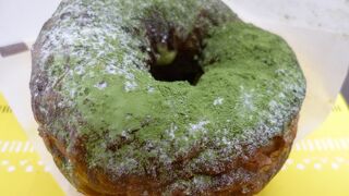 シュークリームとクロワッサンとドーナツを組みあわせたスイーツ