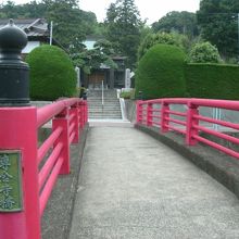 朱の橋、渡る・・風情あり