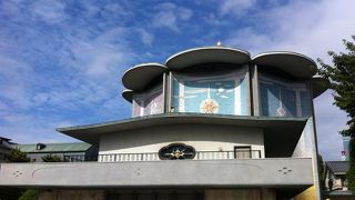 天守台前にある綺麗な建物です!!