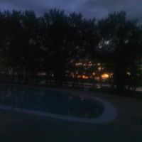 プール越しの夕景