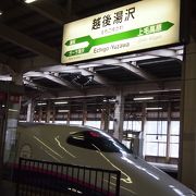 上越新幹線⇔特急はくたかの乗り換えは、時間帯により平日でも混み合います!