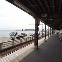 鎌倉高校前駅のホームから見た海
