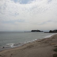 右に見える江の島