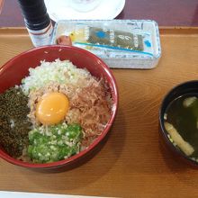 朝食の朝丼