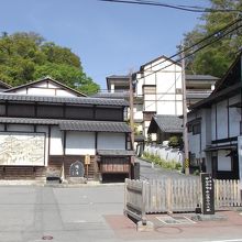 温泉街の一角にある広場 (甲州道中・中山道合流之地)