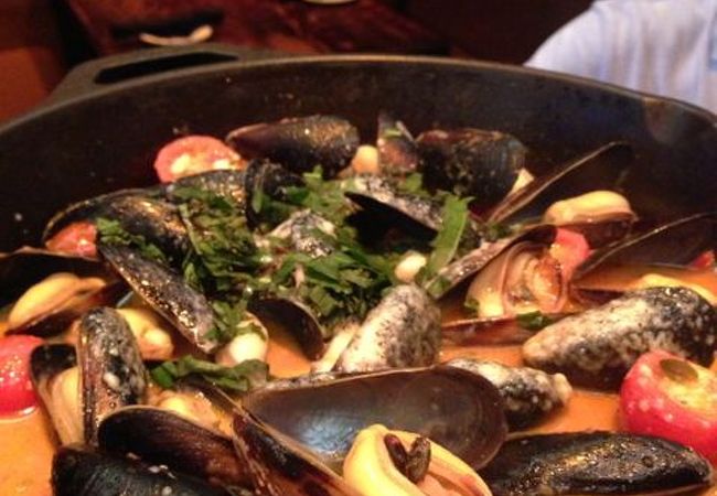 騒がしい店内、ハッピーアワーだから？