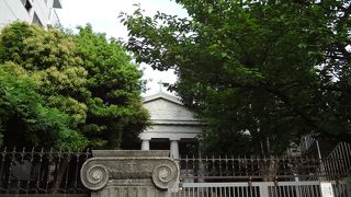 明石小学校の向かい側にあります