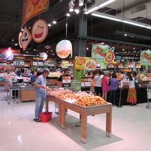 ビッグC (ラチャダムリ店) 、食料品売場