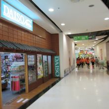 ビッグC (ラチャダムリ店) 、ダイソーがある