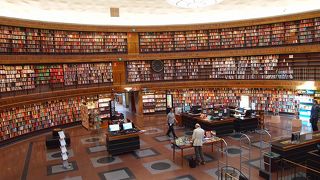 図書館とはこんなに美しく作れるものなんですね。