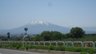 美しい「岩木山」を国道１０２号から望めば！