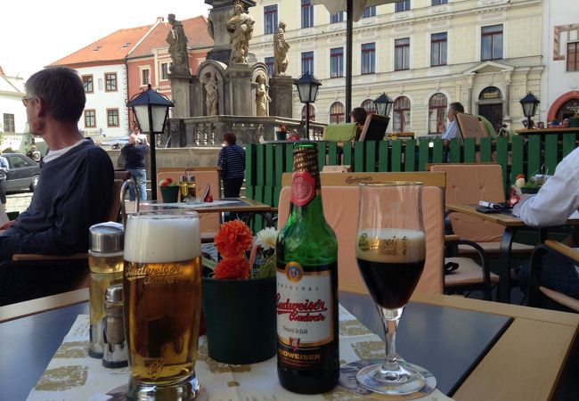 広場でのんびりビール