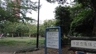 お寺の外壁のような壁に囲まれた公園です