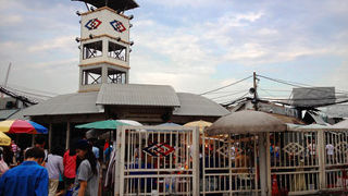 週末におみやげを買うなら安くて品揃え豊富なここなんですが、なにせ広いし人出が凄い