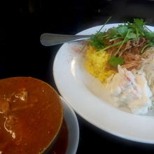 赤い鶏肉カレー