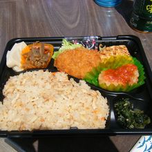 筍ご飯、コロッケ、エビチリ、きんぴら等の日替わり弁当400円