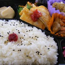 ピカタ、ゴボウのゴマよごし、肉団子野菜あんかけ等日替わり弁当