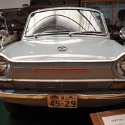 レトロな自動車と古い時計、とてもアットホームな昭和の香りがする博物館です。