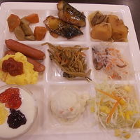 朝食バイキングはこのようなお皿で盛り付けます