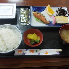 朝食は和食・洋食が選べます（何れも320円）