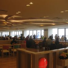 フードコートの窓際は、空港見物の特等席です