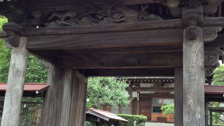 小さいながら見事な山門