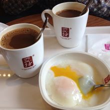 半熟すぎる茹で卵とコーヒー