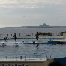 後ろに伊江島が見えます