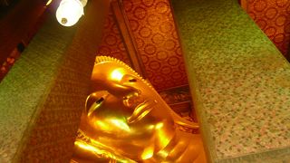 巨大な黄金のお釈迦様は必見！