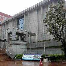 こちら側から入ると、受付が正面にあります。