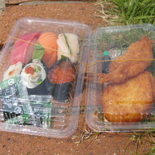 お寿司一カン100円、から揚げそれぞれ100円