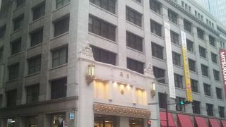 三越劇場　本店６Fにあり、便利です。幅広い公演が行われます