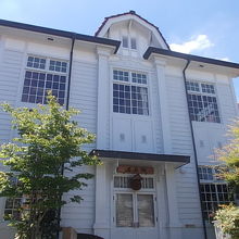 土日祝日は喫茶店として営業している酒泉館