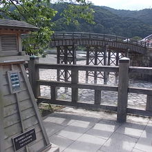 ボタンを押すと音声ガイドが流れるシステムもあります