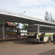 タラート・サオの前は小汚いバスターミナルですが…