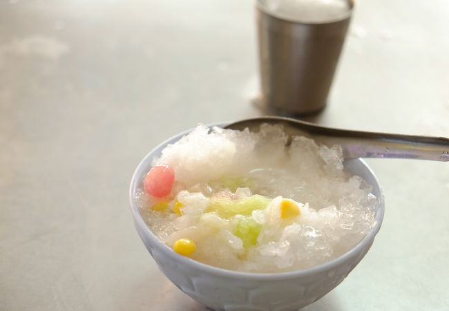 タイ伝統菓子トッピングのかき氷。暑いタイ散歩に最高！