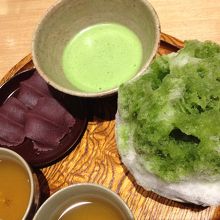 これは赤福氷に抹茶と赤福を別料金でセットにしました。
