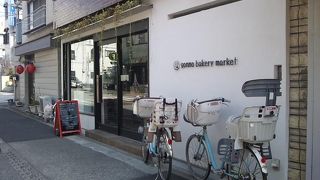 次々と焼きたてが並ぶパン屋