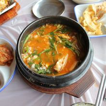 締めは魚のアラから良い出汁が出たメウンタンと白いご飯